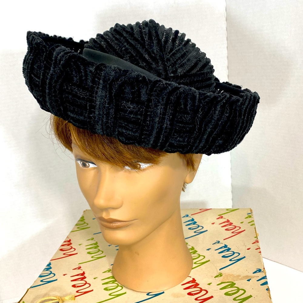 Vintage Blk velvet HESS’S 1950s ladies brimmed circle hat in Great condition.